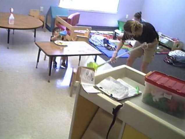 Con ăn chậm quá nên còn có một mình