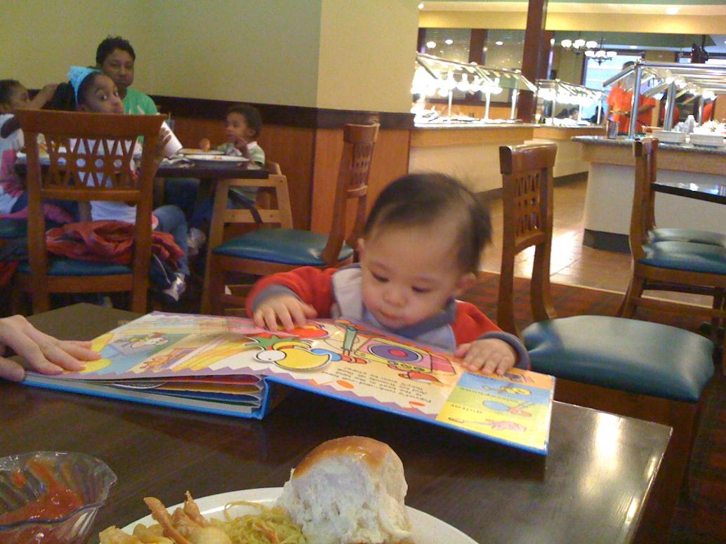 Đi ăn ở tiệm thì phải đem sách theo cho con coi giải trí