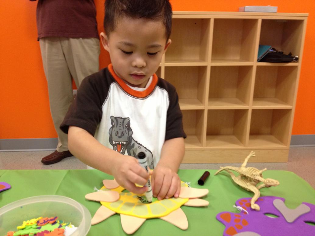 ...tới trang trí mặt nạ khủng long..