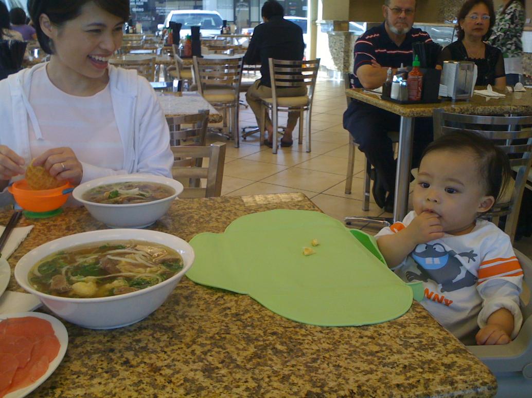 ...bây giờ con tự bốc phở ăn ngon lành.