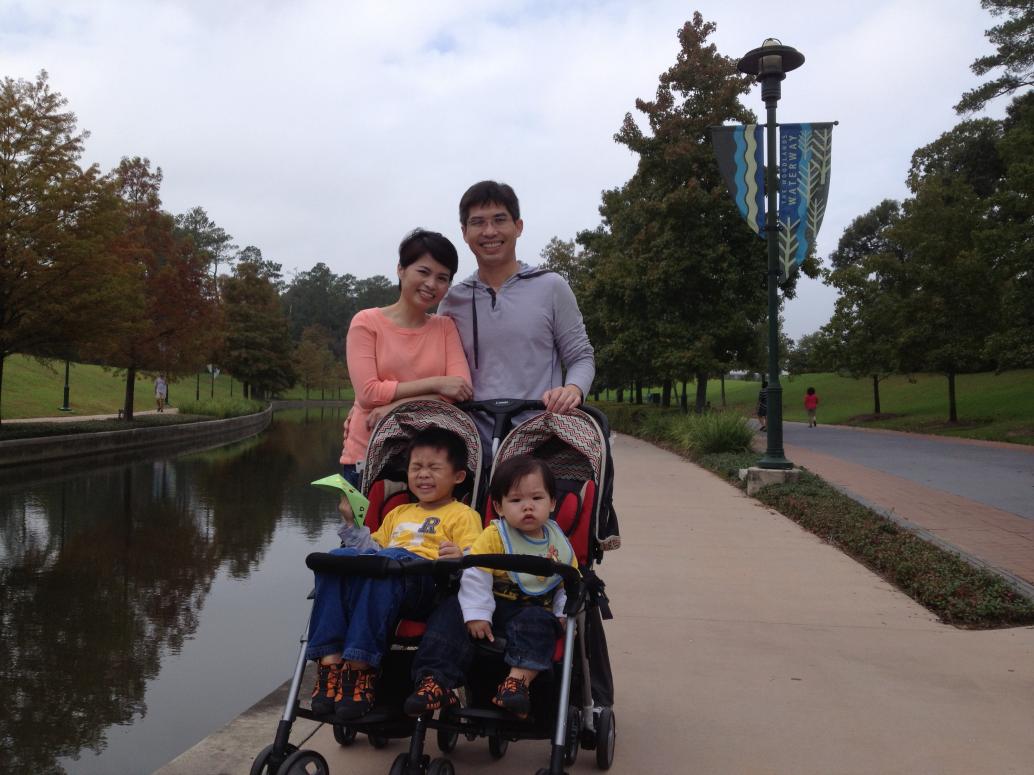 Lá vàng hơi hơi, đỏ hơi hơi. Cúc Cu không muốn cười, Cúc Ky không thèm cười.