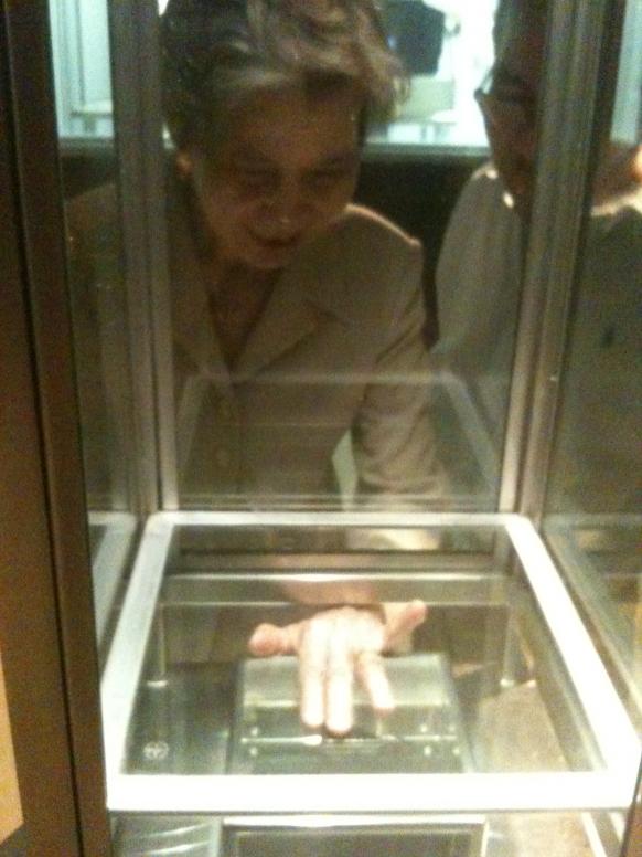 Ngoại rờ viên đá từ mặt trăng.  Viên đá này 3.8 tỷ năm tuổi, đem về trái đất năm 1972.