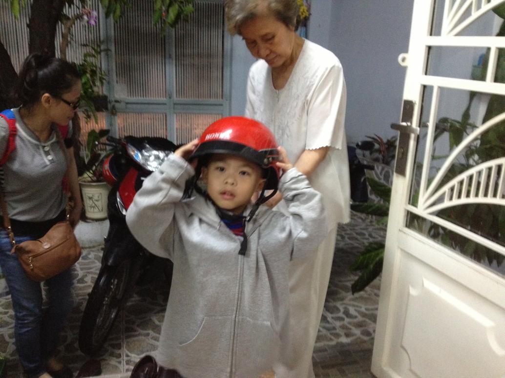 Đi với Má Tư thì ngoài đội nón, còn phải mắc áo khoác, sợ cháy da.