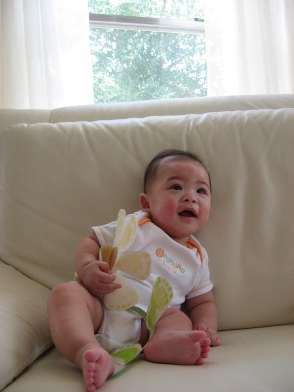 Ba Mẹ vội vàng lấy lại để chụp hình tặng Nội. Con chẳng phản đối gì, còn cười cho Mẹ chụp hình nữa