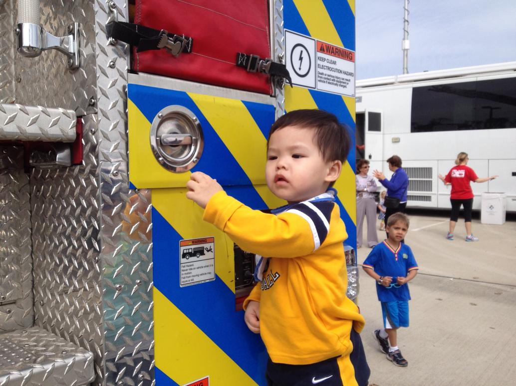 Ngoài xe 'khủng', còn có xe cảnh sát, cứu thương, chữa lửa.