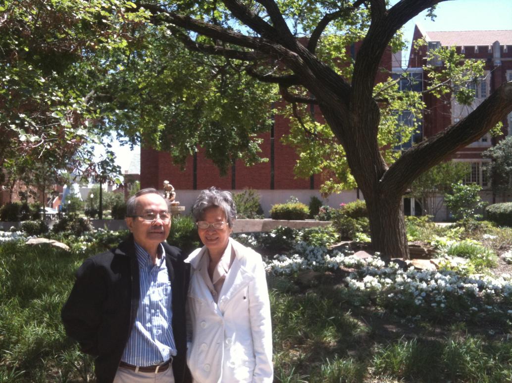 Ông Bà Ngoại chụp hình kỷ niệm chỗ ngày xưa Ba Mẹ đi học qua lại mỗi ngày.