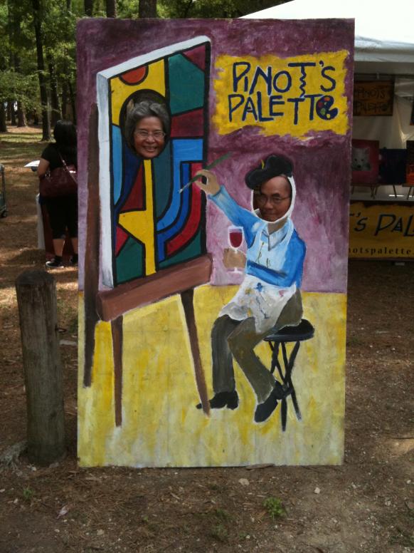 ..có cả họa sĩ Pinot vẽ chân dung người đẹp.