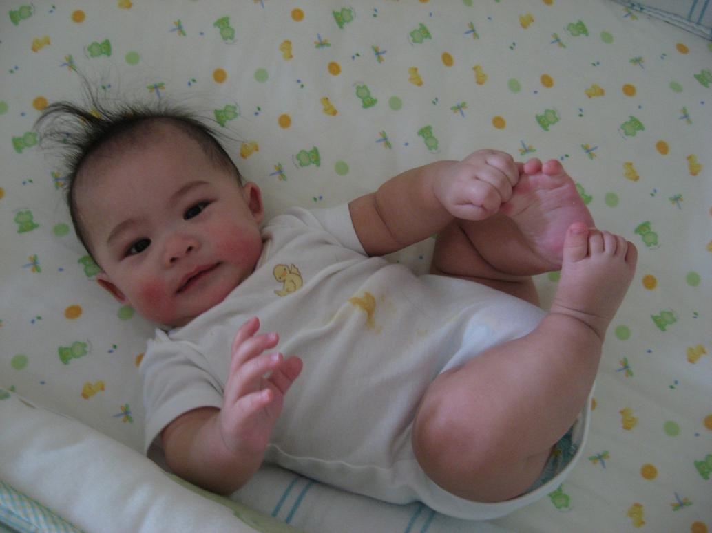 Giờ thì con bắt đầu biết cầm cái chân rồi. Tay trái cầm chân trái thôi à nghen.