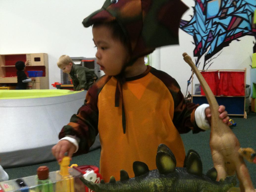 Khủng long Cúc Cu rất thích chơi khủng long.