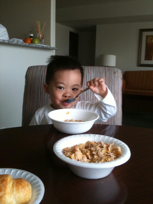 Cầm muỗng tự xúc ăn giỏi ghê.