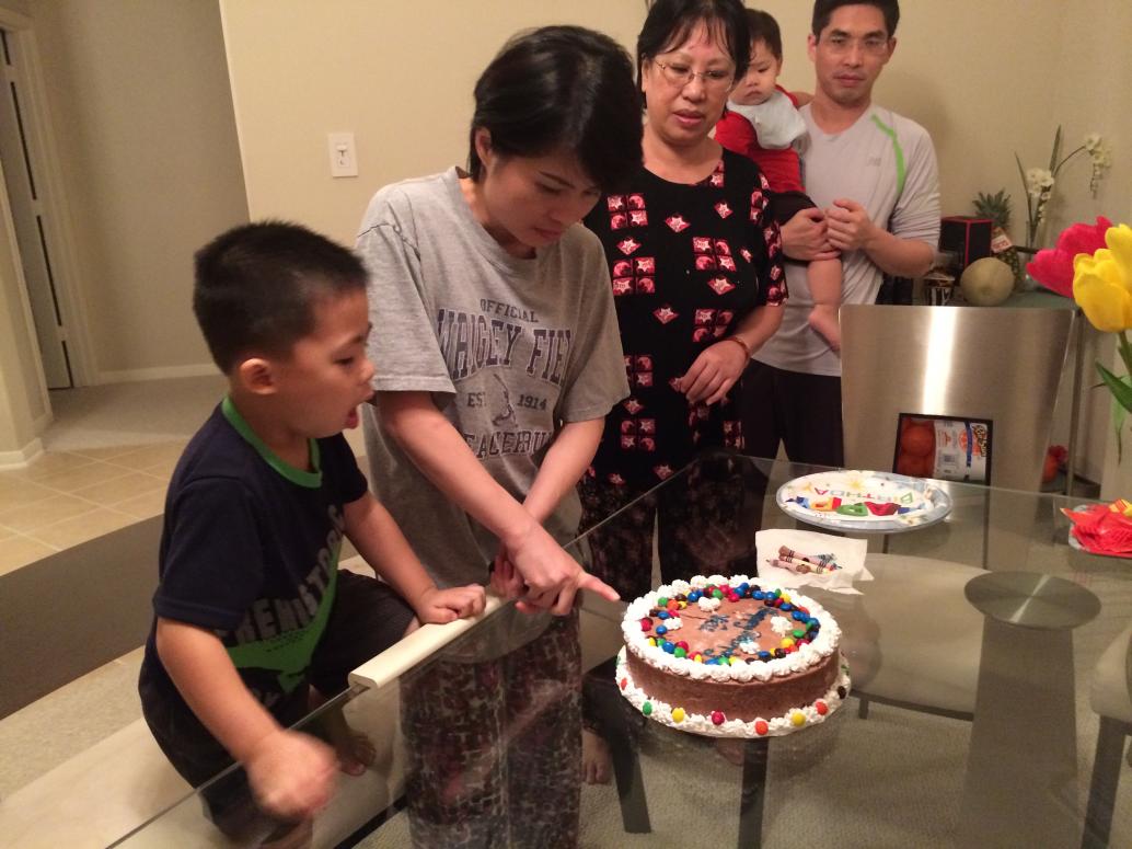 Mẹ cắt bánh trong sự sợ hãi của mọi người.