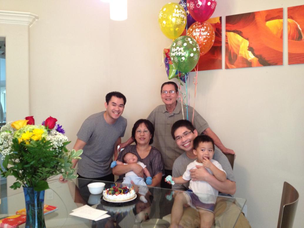 Chú Lâm đang nhăn răng nói 'cheese' cho con cười chụp hình.  Con thì vẫn còn mút kem.