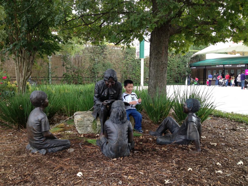 Trong khi đợi Ba lấy xe, anh Hai chụp hình với mấy cái tượng trước công viên.