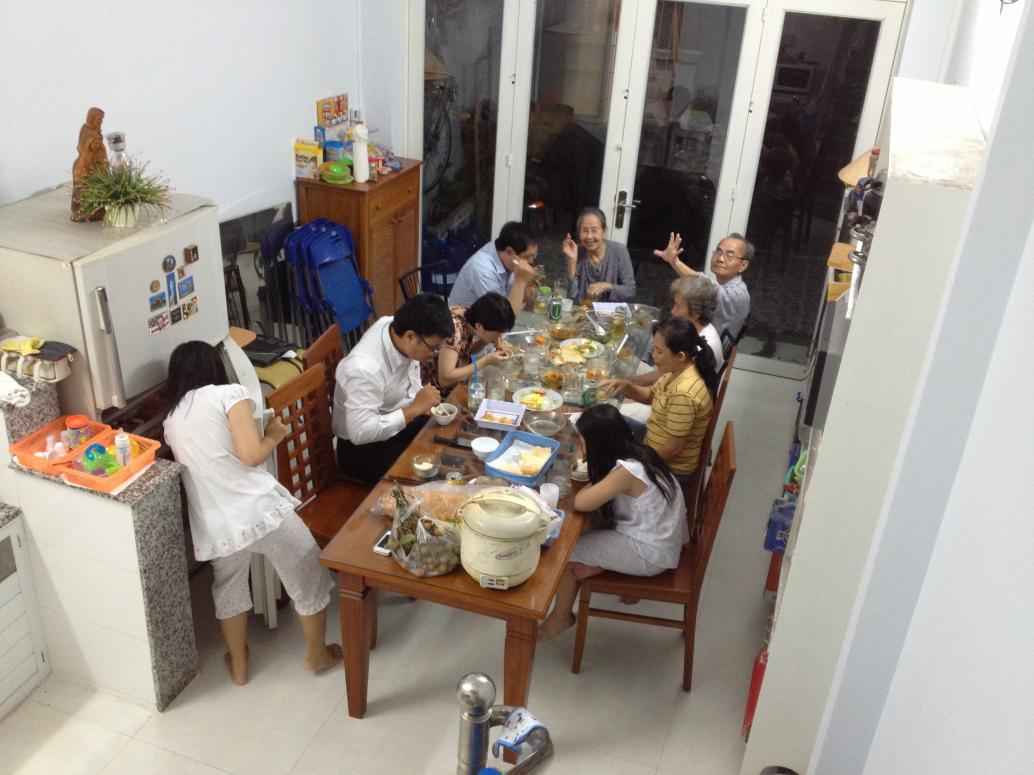 Ngày nào cũng tụ họp ăn uống,  Bà Cố Bà Ngoại Má Ba nấu ăn mệt nghỉ.