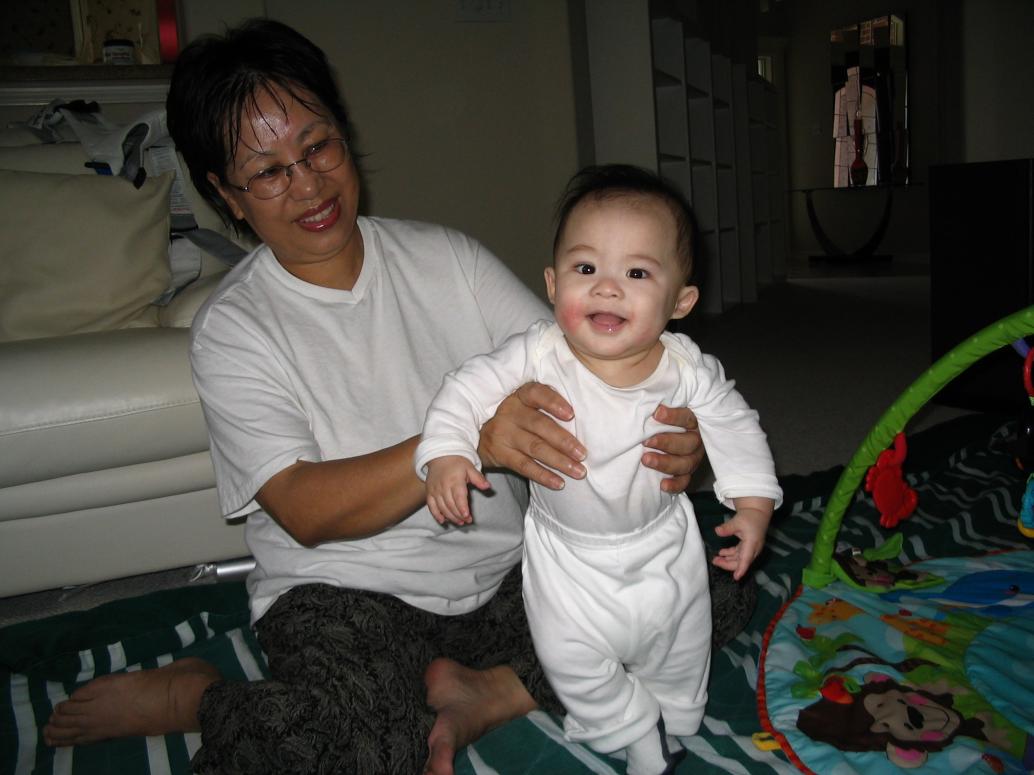 tập đứng với Bà Nội