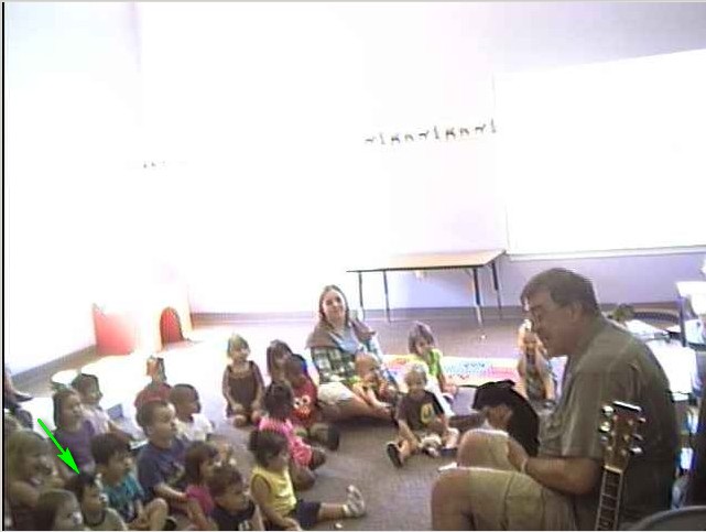 Nếu là mùa hè thì mỗi ngày một lớp khác nhau, có khi chơi trượt nước, gặp lính chữa lửa, hoặc gặp mấy con thú, như con heo mọi nhỏ xíu này...