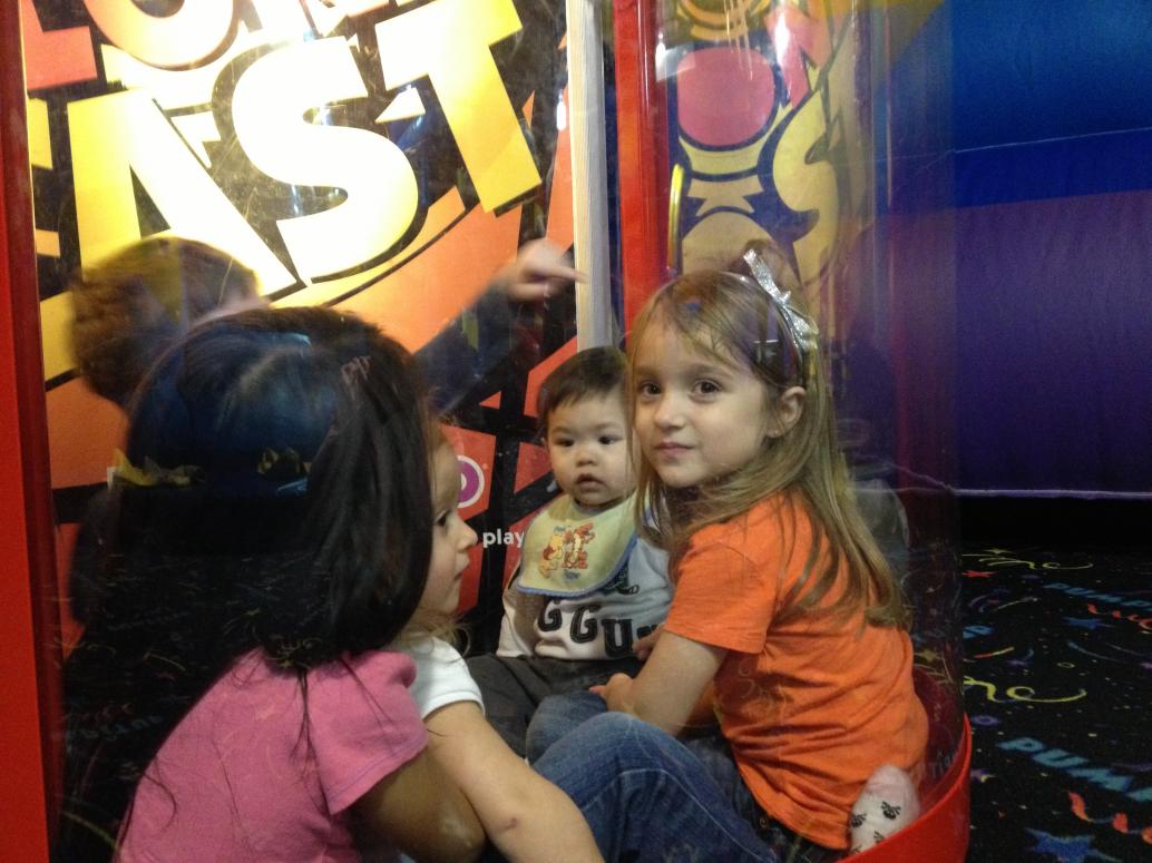 Em không chạy lại anh Hai nên chơi với mấy chị.