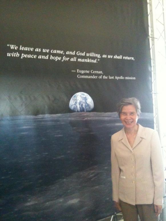 Hình trái đất chụp từ mặt trăng.