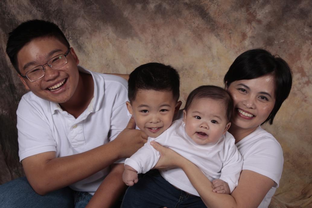 Tới màn chụp mấy mẹ con thì Cúc Cu không yên nữa.