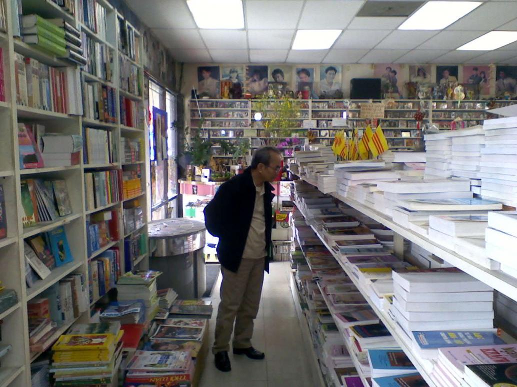 Đi tiệm sách ở khu Little Saigon, Westminster.