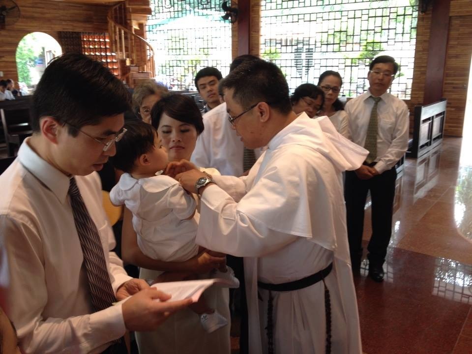 Cha xức dầu cho em.