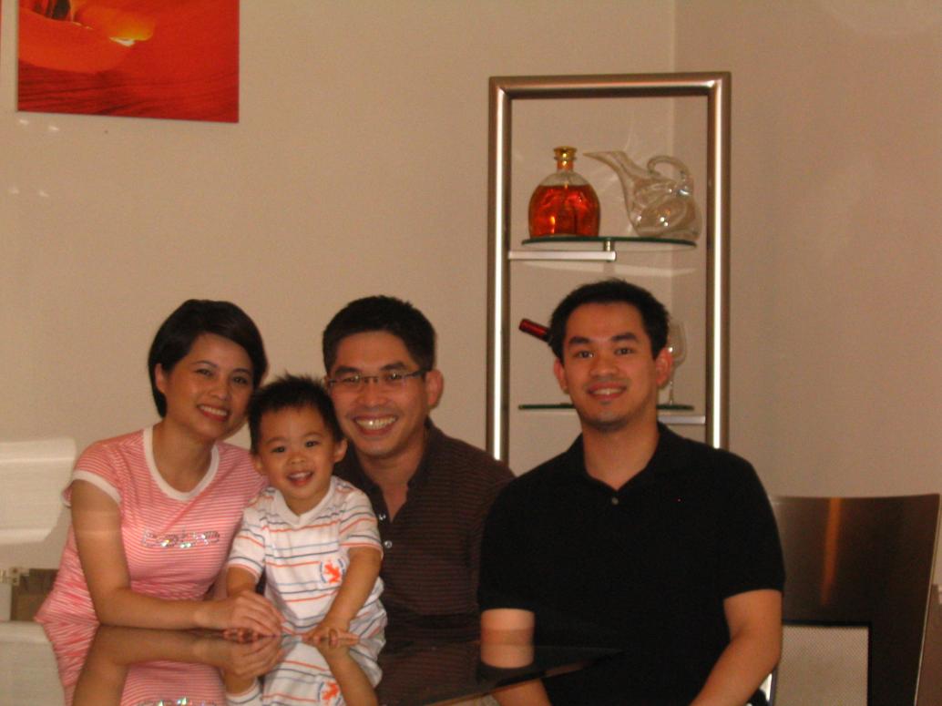 Nhà mình chụp hình chung, mọi người nói 'cheese', con cũng nói theo và cười dễ thương ghê.