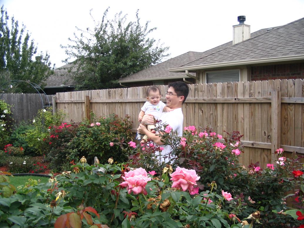 Ba sợ mấy con muỗi cắn con nên hối chụp lẹ lẹ rồi vô nhà