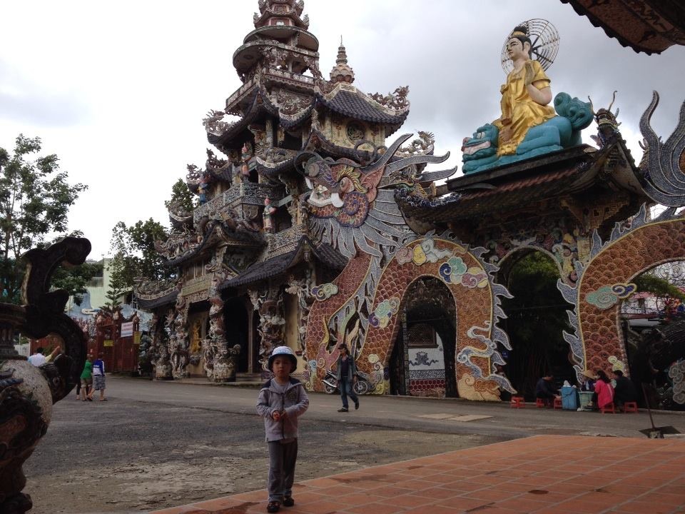 Xe lửa tới nơi, Cúc Cu được đi coi chùa Linh Phước - chùa Miểng Chai, Đà Lạt.