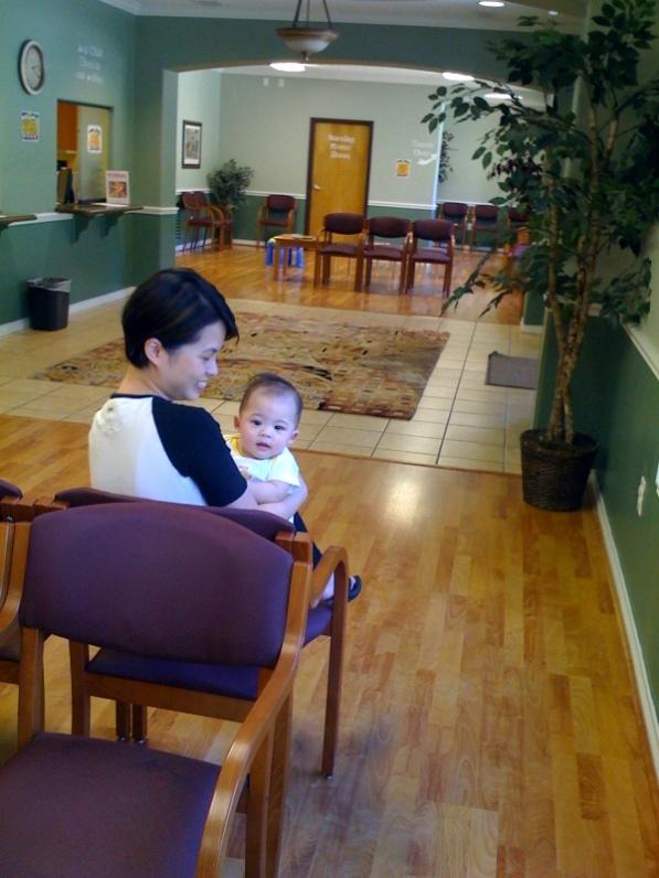 Sau đó thì đi bác sĩ khám định kỳ và chích ngừa. Mình lấy hẹn gần giờ đóng cửa nên vắng người.