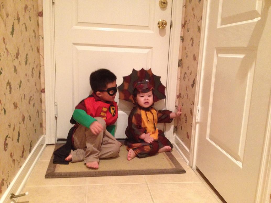 Tối Haloween 10/31/2013, hai đứa mặc đồ đi xin kẹo.