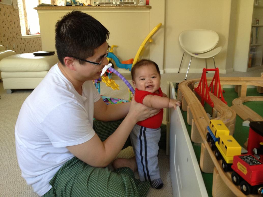 Thỉnh thoảng cũng cho em Cúc Ky rờ vô đồ chơi xe lửa.