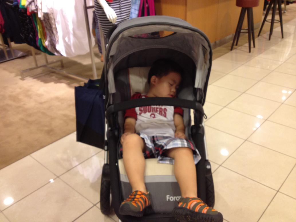 Con chạy chơi ở thác nước nhiều quá nên khi vô mall mua sắm là ngủ mất tiêu.