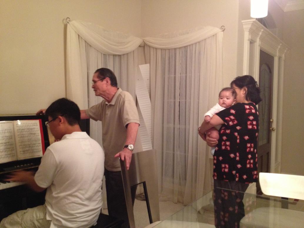 Anh Đăng thì trổ tài đánh đàn, được Ông Nội khen quá chừng.