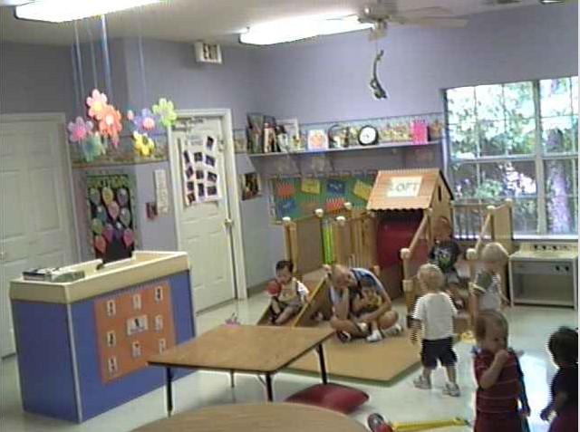 ...vừa ôm trái banh vừa tuột.