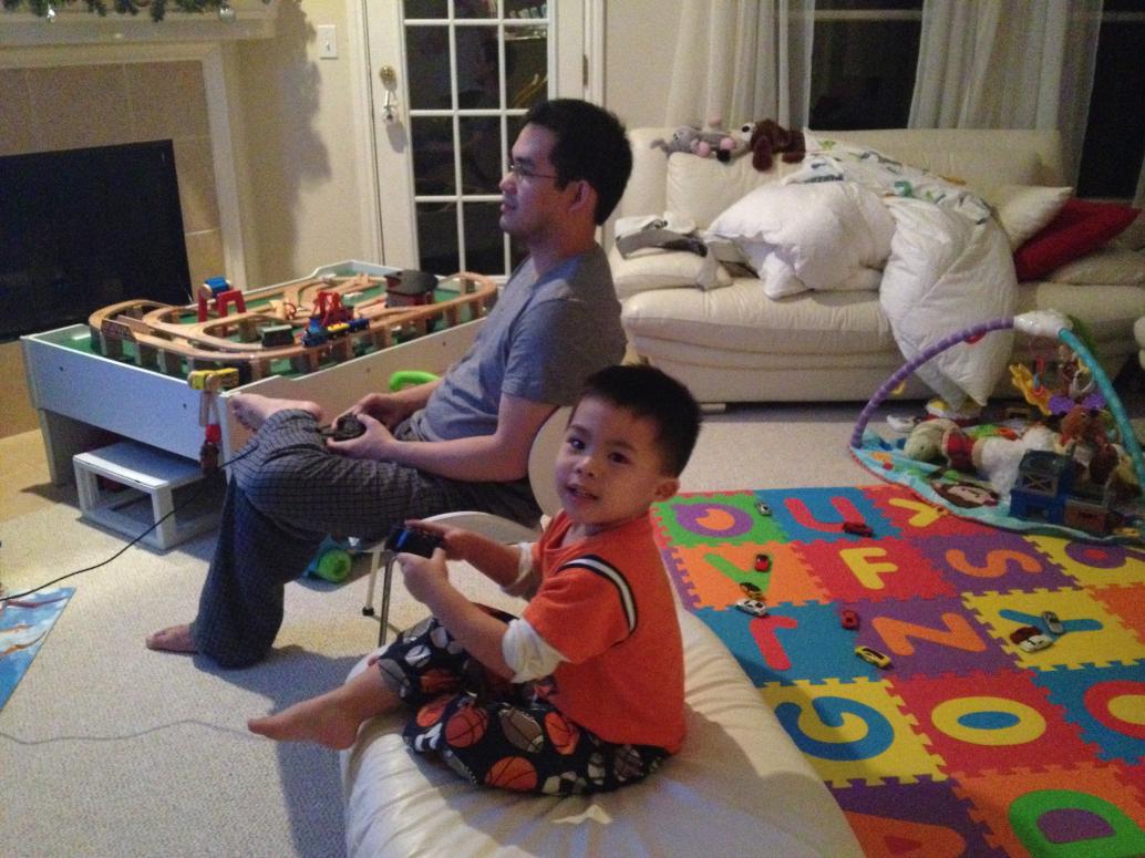 Con theo Lâm suốt, tập tành chơi game.