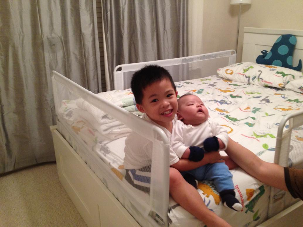 Giờ thì lâu lâu xin ôm em một chút...à cẩn thận nghen...