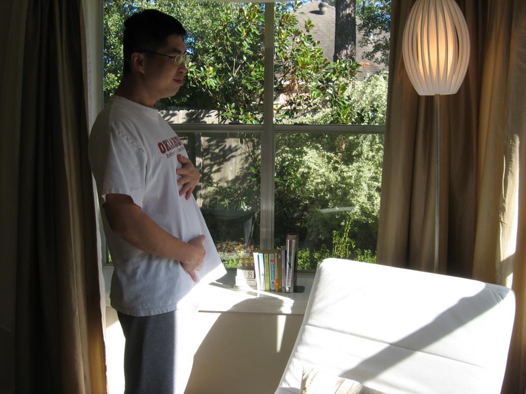 Ba thì nôn gặp con quá, ngày nào Ba cũng nói chuyện với con.  Bụng Ba cũng bự rồi nè!