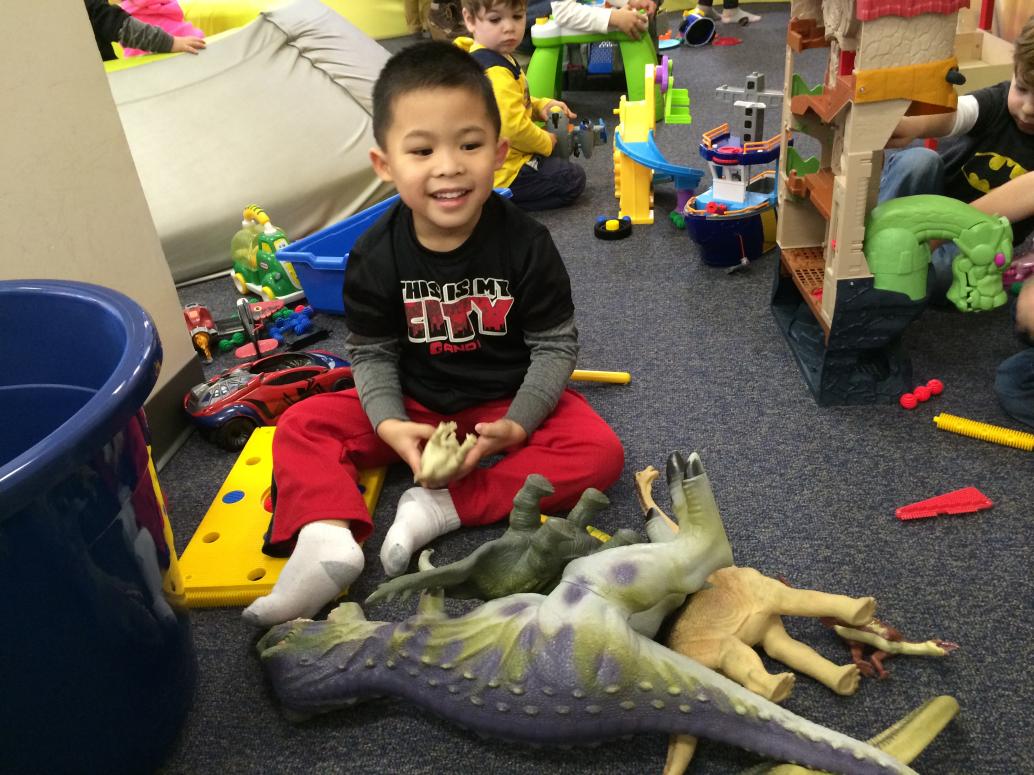 Cúc Cu chơi một vòng, quay lại chơi khủng long tiếp, rồi mới chịu đi.