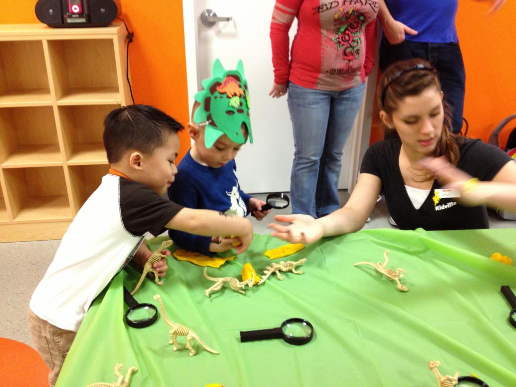 Con vui lắm vì trước giờ toàn đi sinh nhật bạn, giờ mới tới lượt con.  Hết chơi nặn xương khủng long...