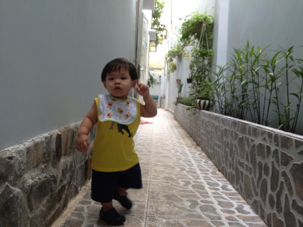 Cúc Ky ở nhà chơi với Bà Cố, Ông Bà Ngoại.