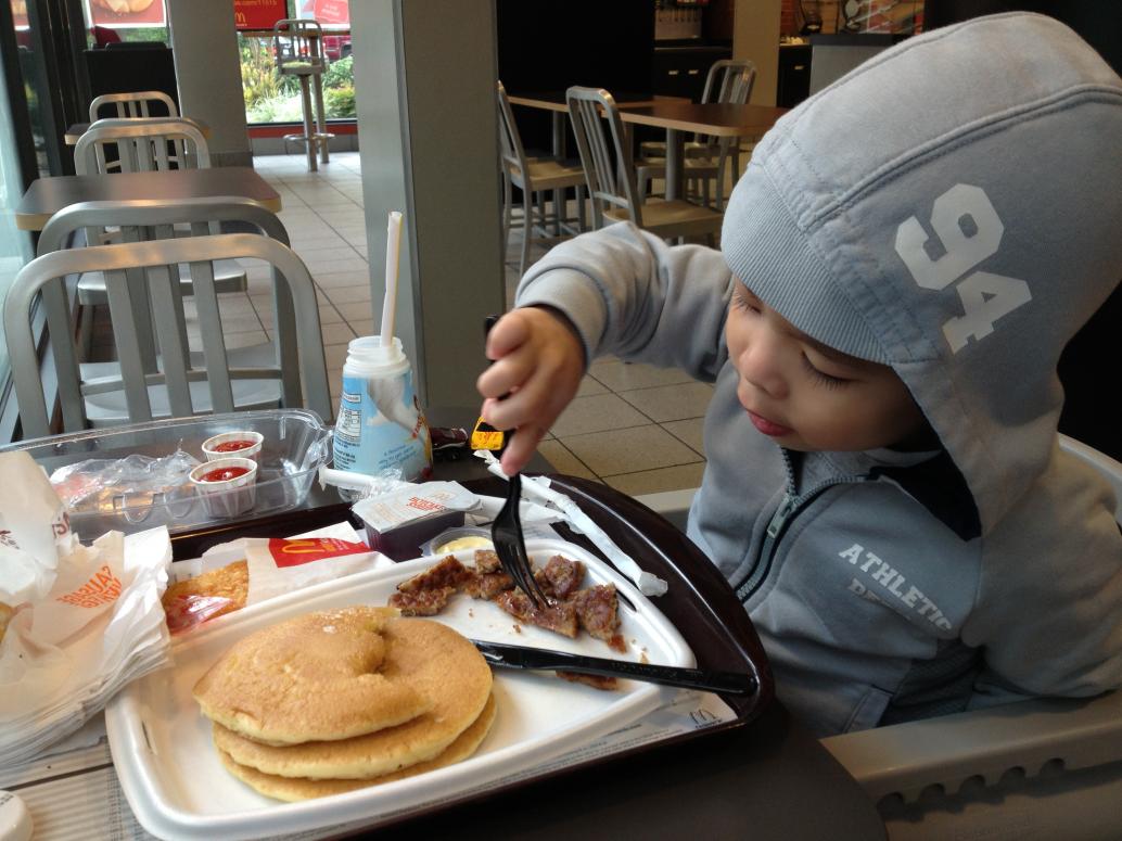 Thứ sáu thì được Ba dẫn đi ăn sáng ở McDonald's ngon ngon.