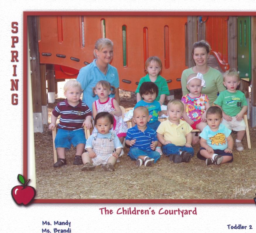 Hai cô giáo và các bạn ở lớp Toddler