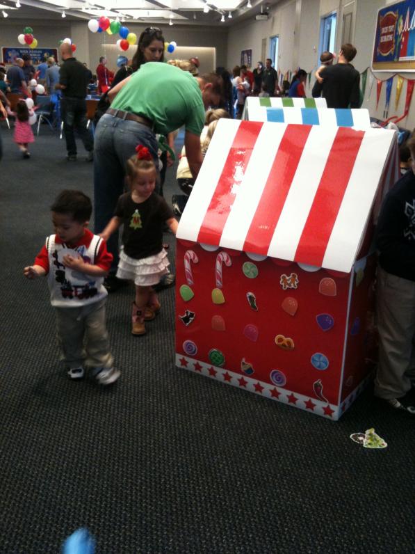 ̣Đầu tháng 12 thì đi dự tiệc Noel trong chỗ Ba Mẹ làm.