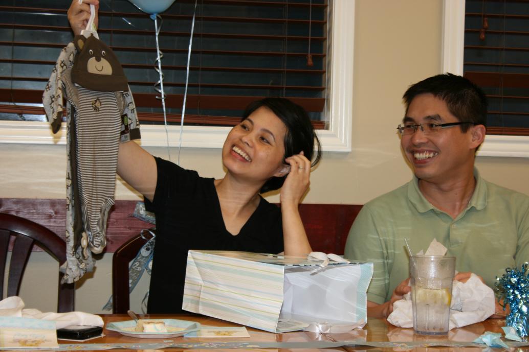 Em không có nhiều quà như con nhưng cũng đủ làm Ba Mẹ hạnh phúc vì được mọi người quan tâm.