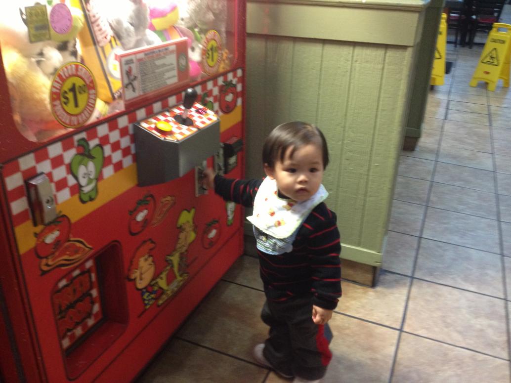 Em mau lớn chơi nhiều thứ với anh Hai hén.