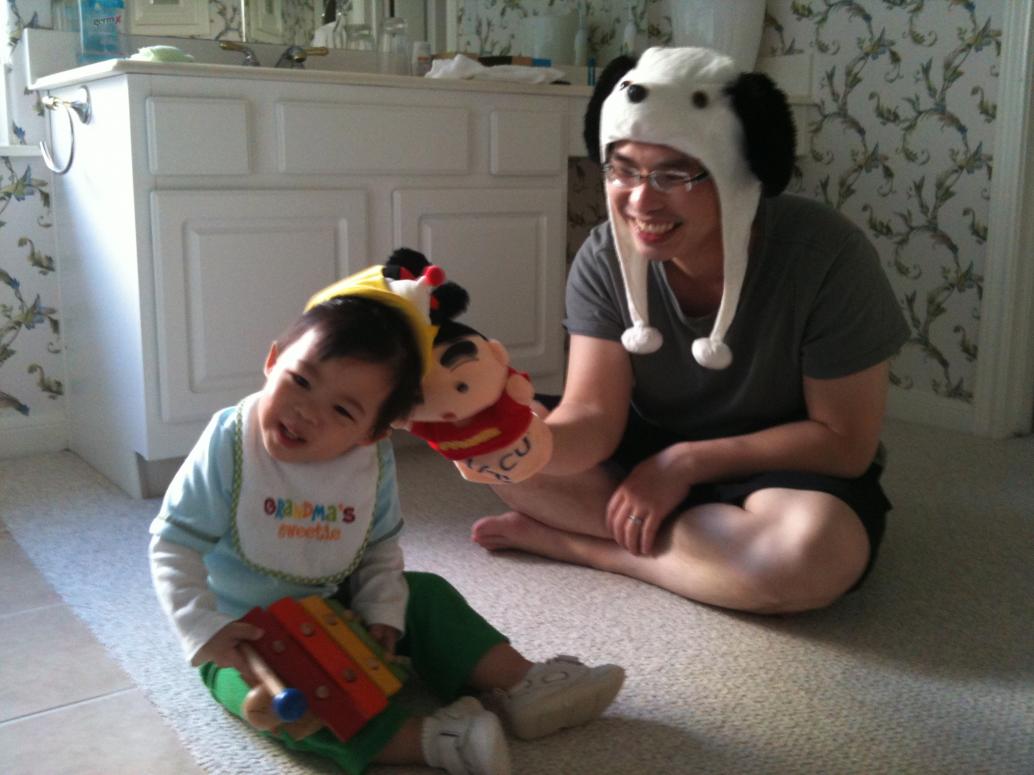 Con còn có quà của Bà Cố, các Má, và các anh chị ở Sài Gòn cho nữa.