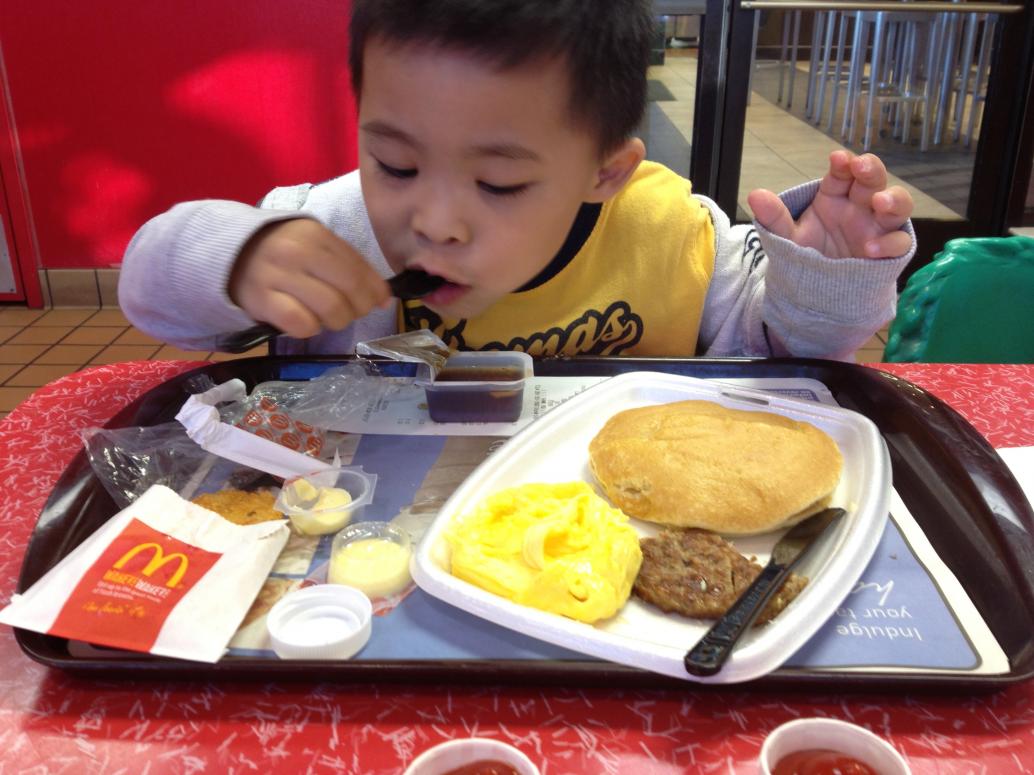 Nhà mình ăn trong sân bay.