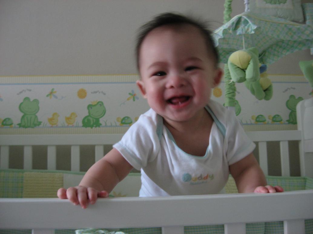 ..và vịn thành nôi đứng lên...À chút xíu xiu thôi