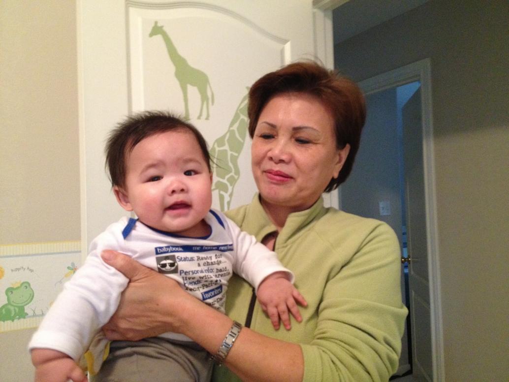 Em còn thích được bồng đi tới đi lui. Bà Di bồng nựng nịu mỗi ngày.