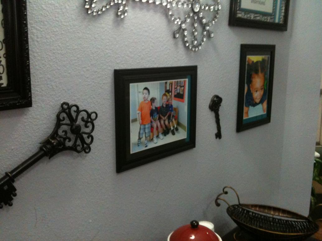 Hình con và các bạn ở văn phòng trường.